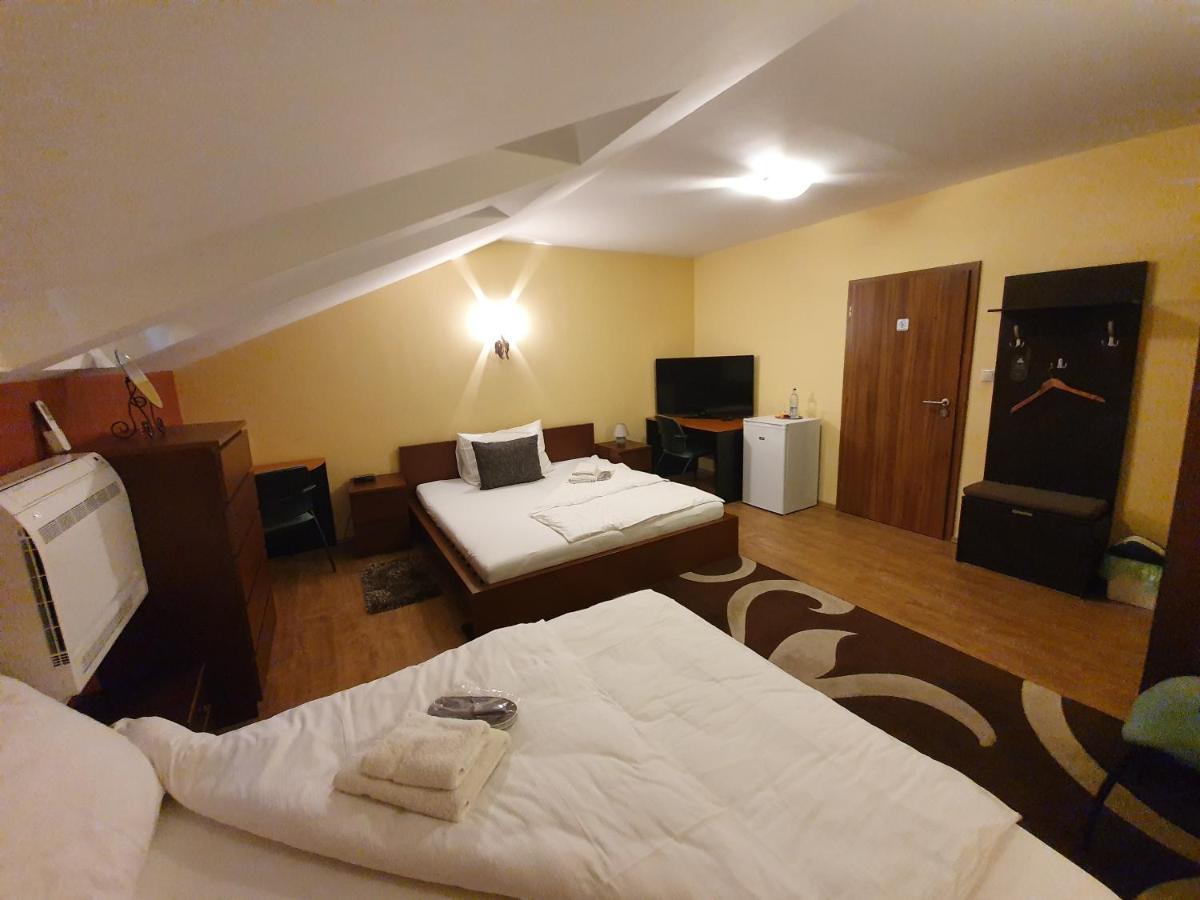 Agropenzion 7Divov Dolna Krupa Buitenkant foto