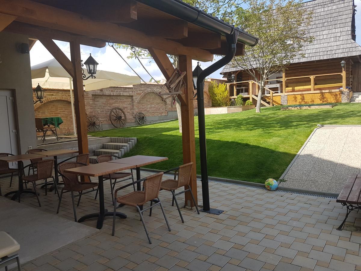 Agropenzion 7Divov Dolna Krupa Buitenkant foto