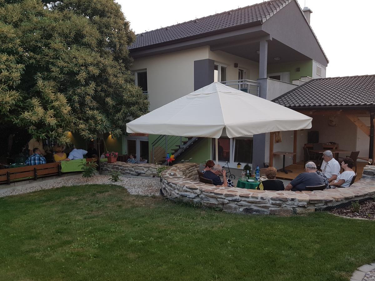 Agropenzion 7Divov Dolna Krupa Buitenkant foto